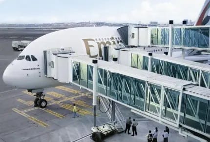 TKE AIDE LES PASSAGERS À EMBARQUER À BORD DU PLUS GRAND AVION