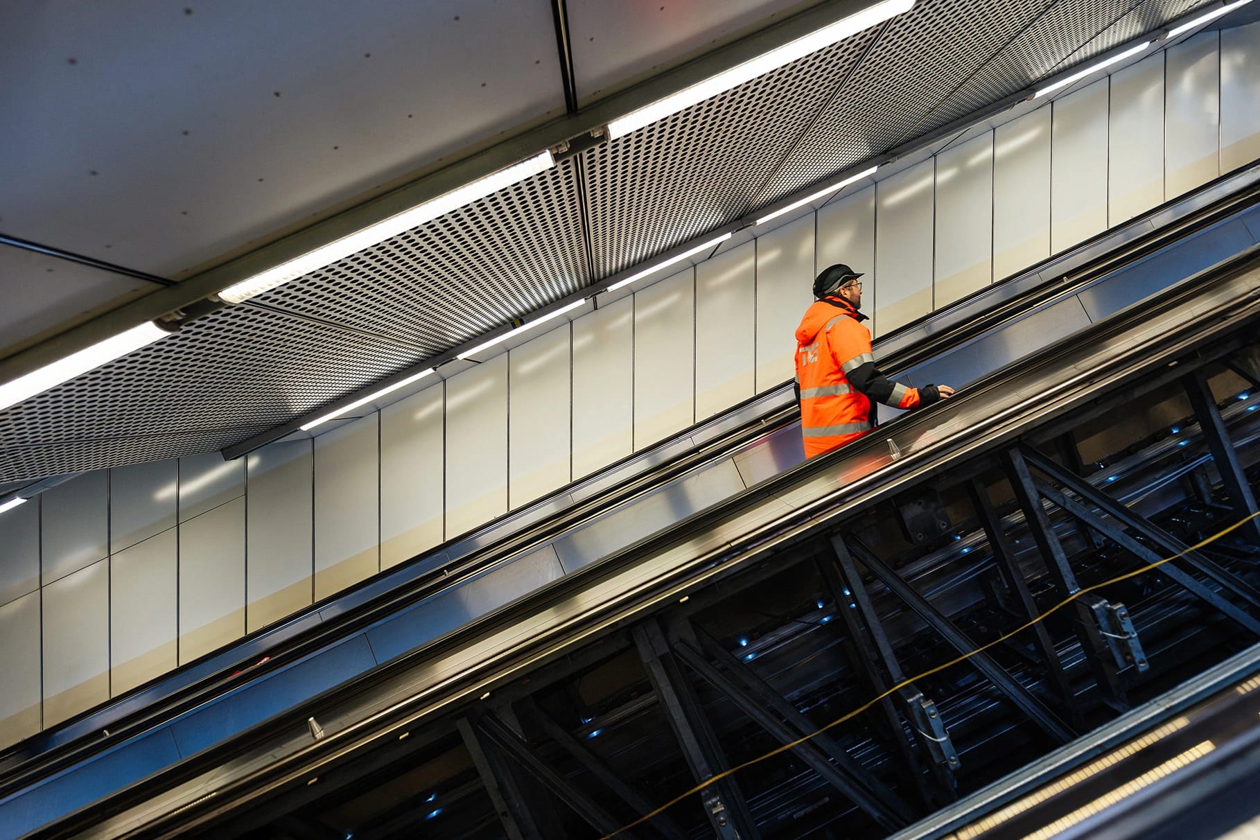 Équipe de fabrication TK Elevator au travail
